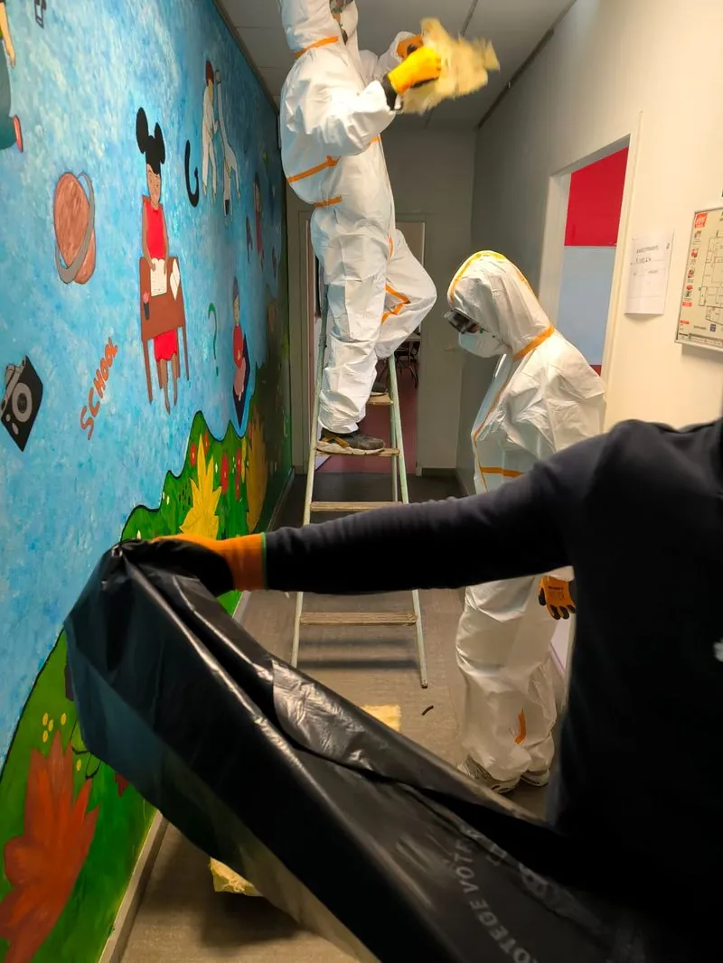 Équipe ODF en combinaison lors d'une intervention en établissement scolaire