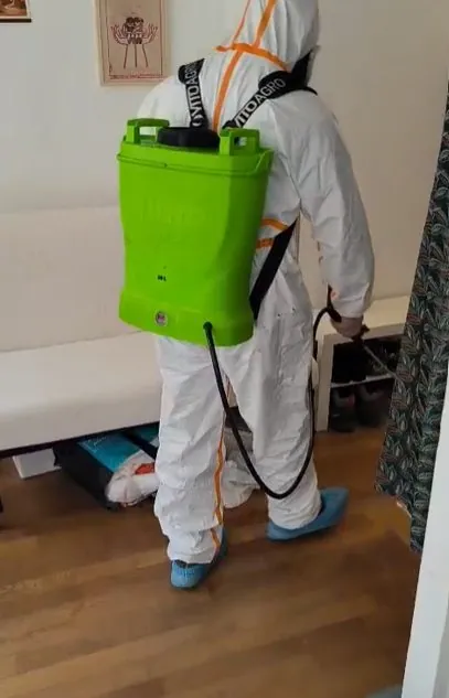Technicien ODF appliquant le traitement au pulvérisateur