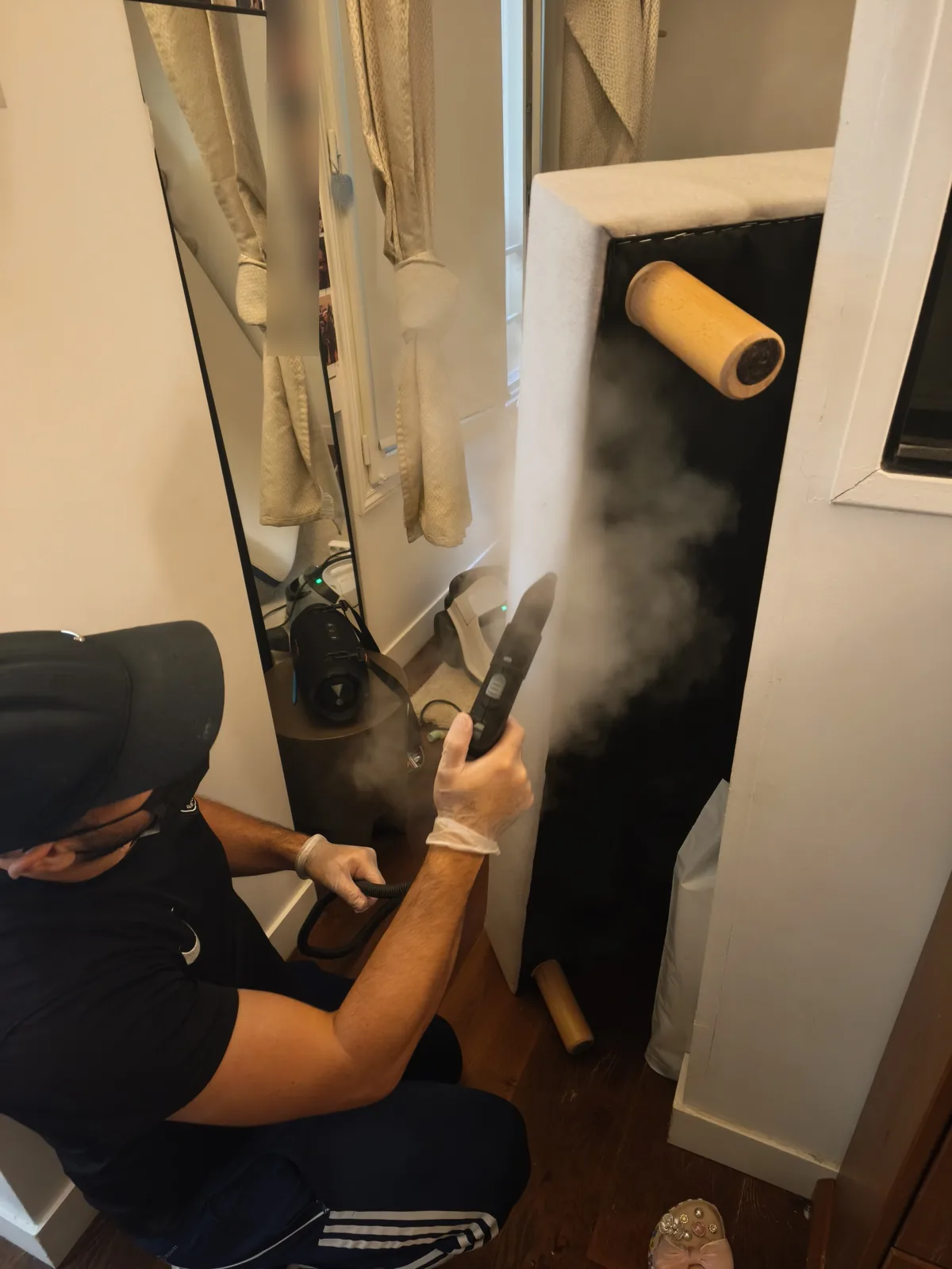 Technicien Certibiocide appliquant la vapeur sèche sur une tête de lit infestée de punaises, Paris 10e