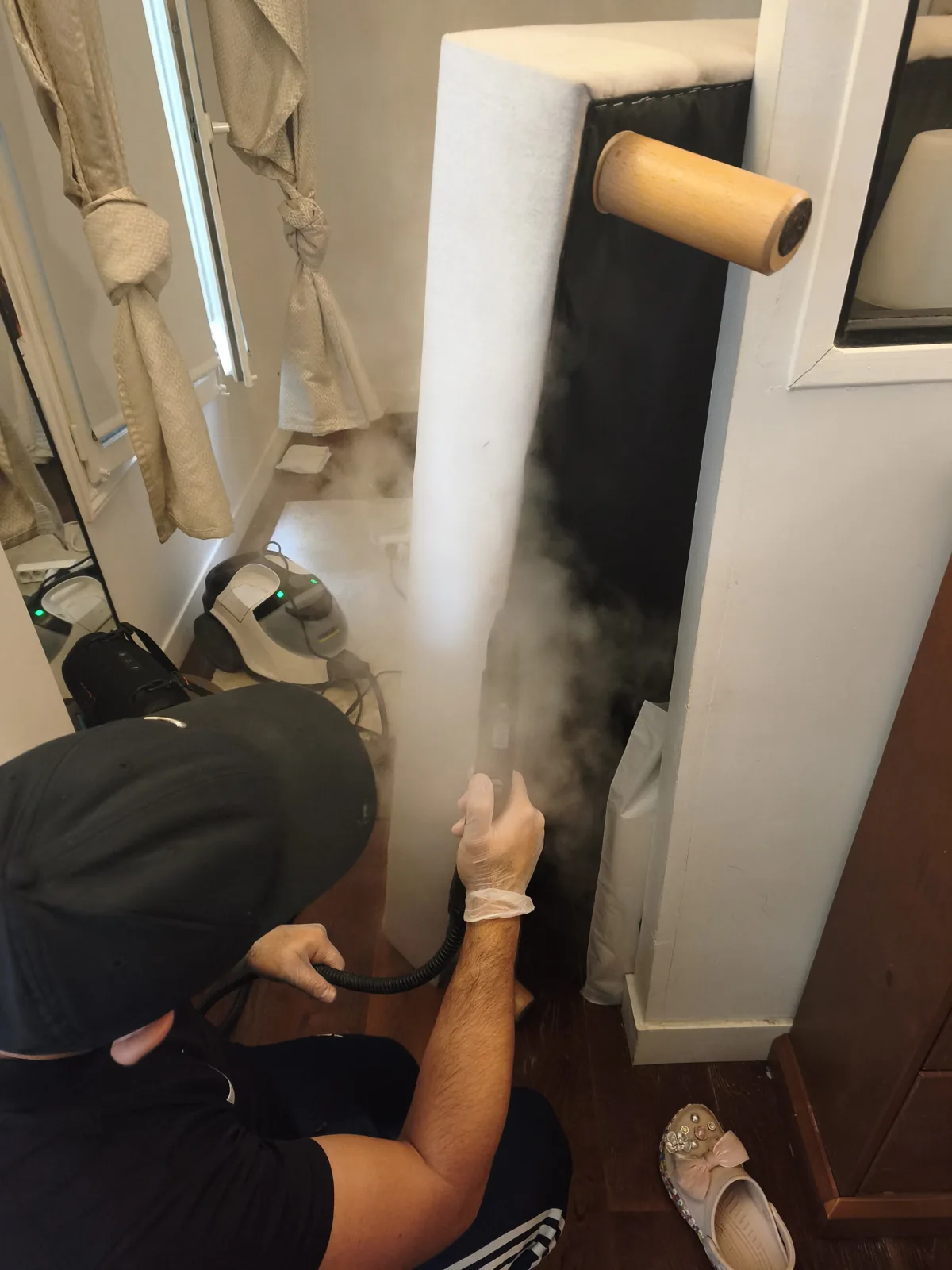 Traitement vapeur sèche 180 °C d'un sommier tapissier contre les punaises de lit, Paris 10e
