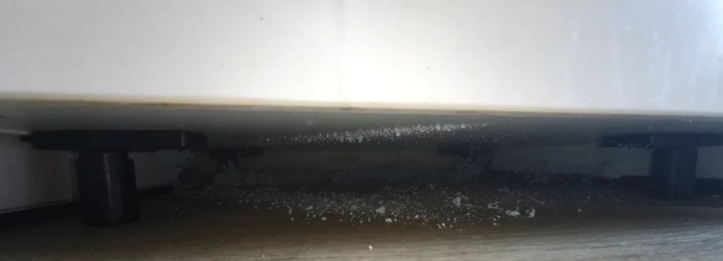 Mousse expansive de contact injectée sous un meuble de cuisine après traitement, dératisation souris Paris 17e