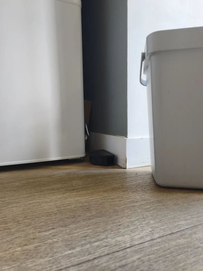 Poste d’appâtage sécurisé pour souris calé entre le réfrigérateur et le mur, hors de portée des enfants, Paris 17e