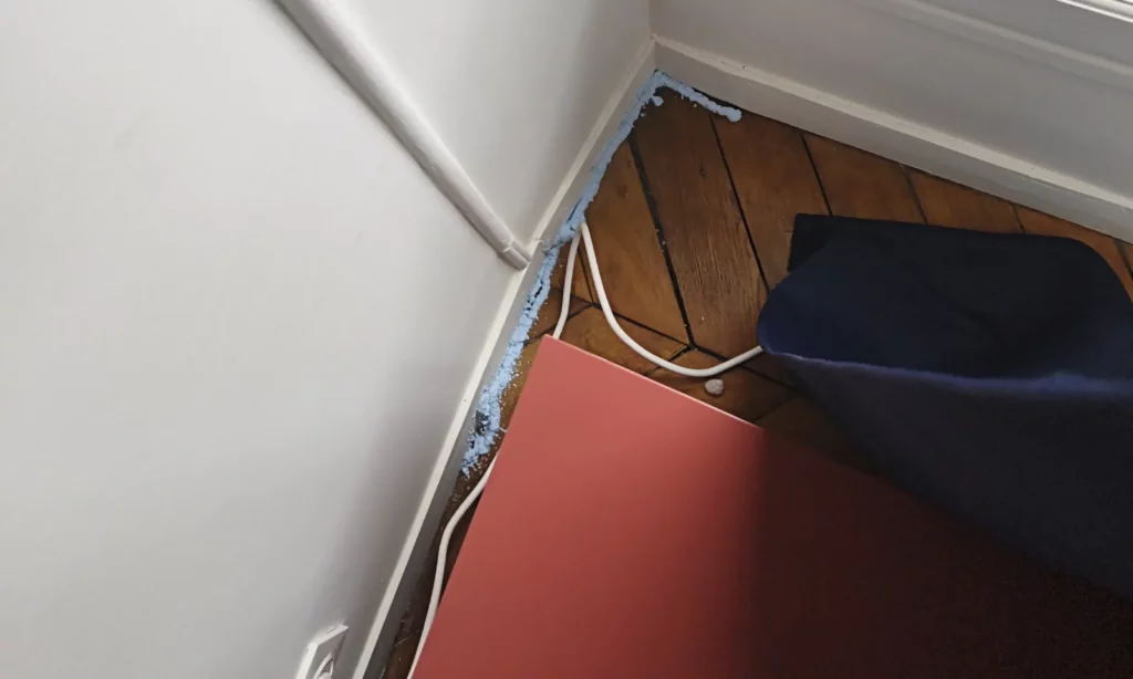 Traitement de contact dans un angle de pièce, appartement Paris 4e