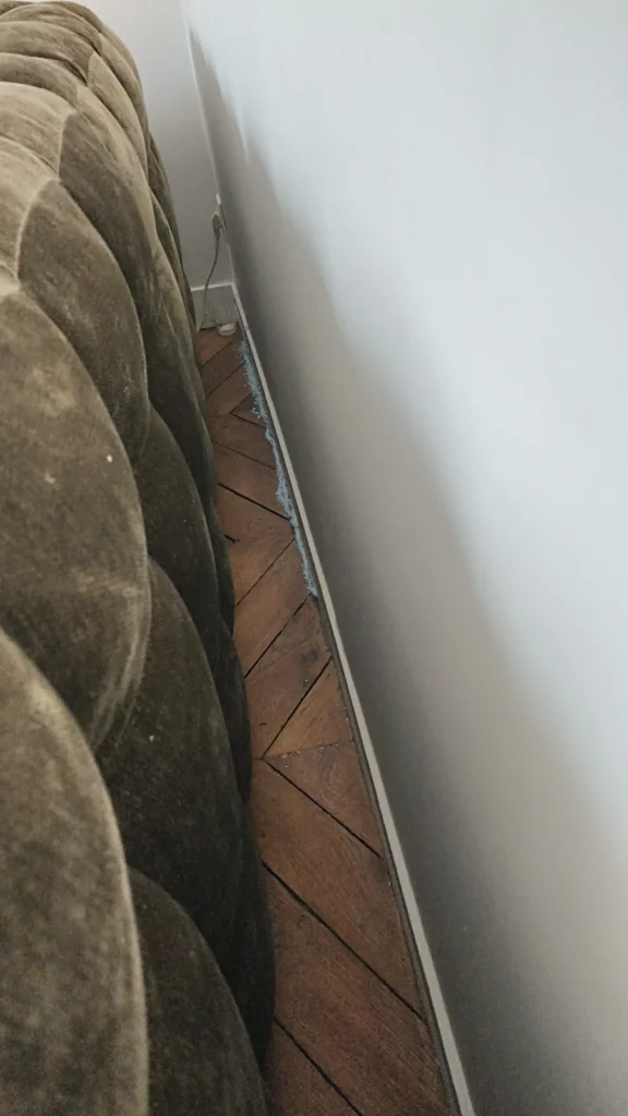 Cordon de rodenticide de contact le long d’une plinthe, chambre, dératisation souris Paris 4e